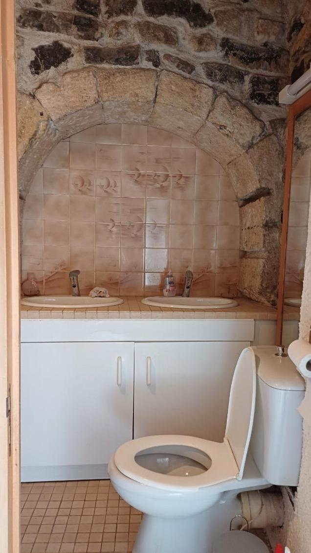 Appartement Chaleureux Dans Une Maison En Pierre Mireval Esterno foto